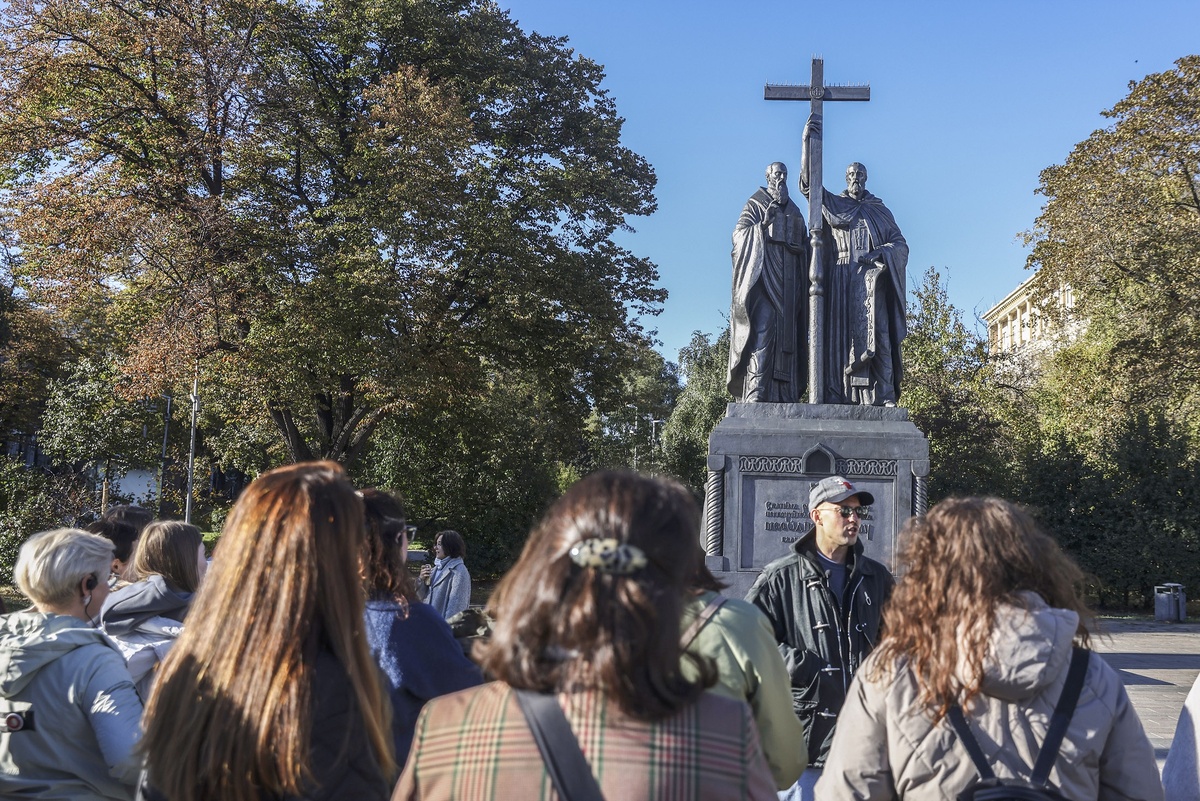    Точкой сбора гостей стал памятник Кириллу и Мефодию - вот только кто из них кто?/Сергей Куксин/РГ