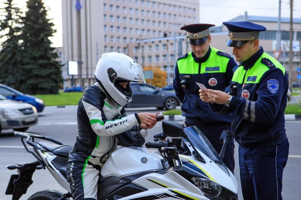 У мотоциклистки с документами всё в полном порядке, как и с экипировкой.