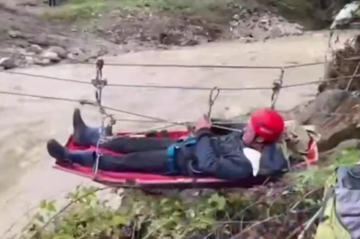    Так выглядит веревочная переправа, при помощи которой спасатели временно переправляли людей.