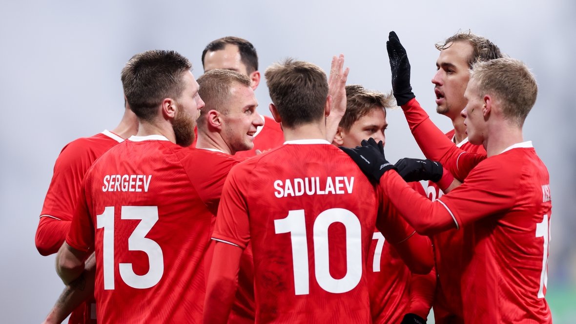    Футболисты сборной России празднуют гол в ворота Боливии (3:0) 14 октября.Дарья Исаева