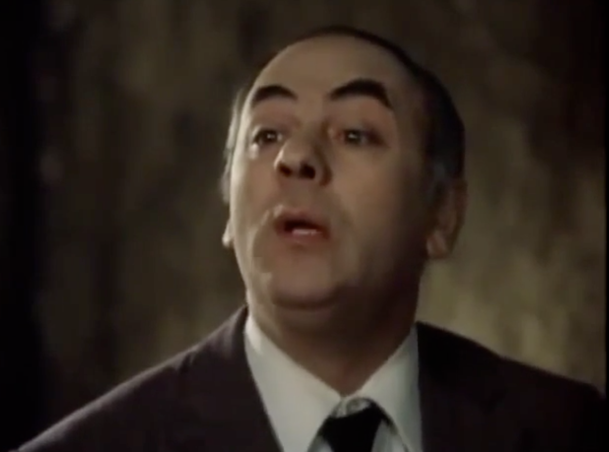 "И тем не менее всуе попрошу не упоминать!" (кадр из к/ф "Покровские ворота")