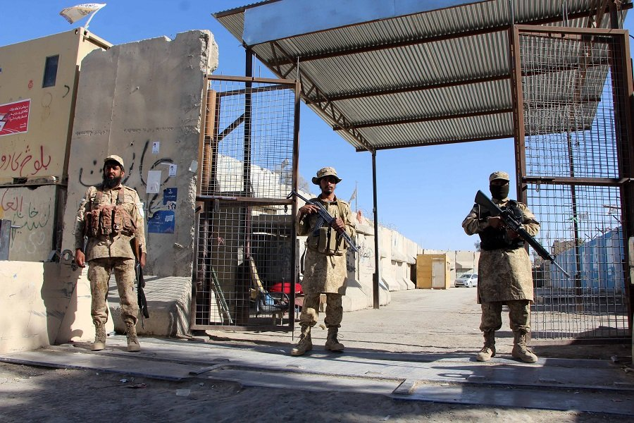 Боевики движения "Талибан" на линии Дюранда - Фото: QUDRATULLAH RAZWAN/EPA/TASS