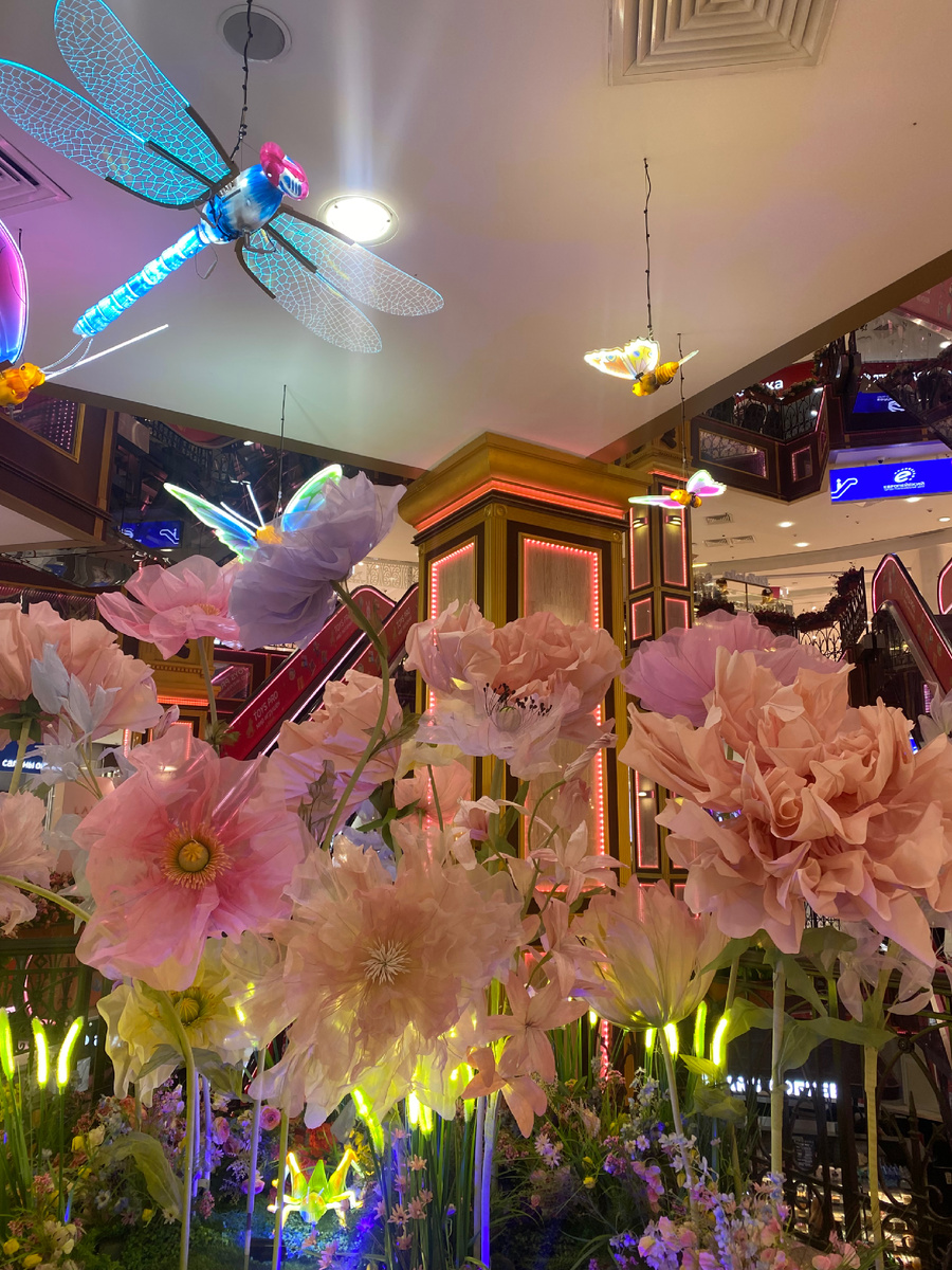 Will you visit Evropeiski? I will visit it soon.