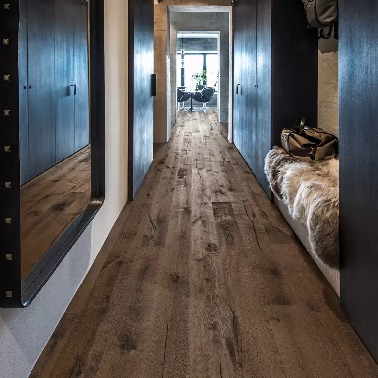 В узком длинном коридоре оптимально уложить доску вдоль помещения