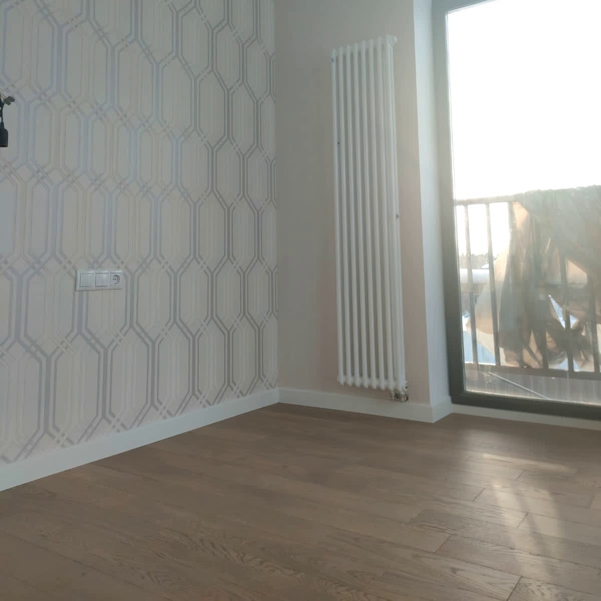 В данном случае палубная укладка поперёк естественному свету. Так не рекомендуется