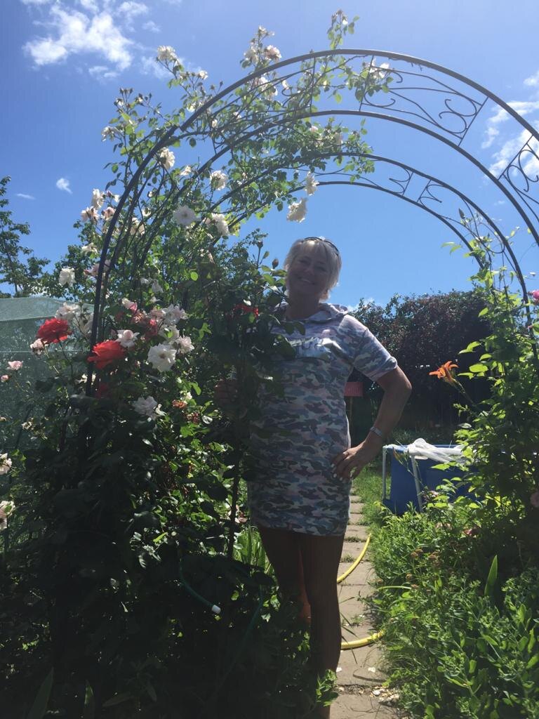 Розы и я, лет 9 тому назад, старая дача))