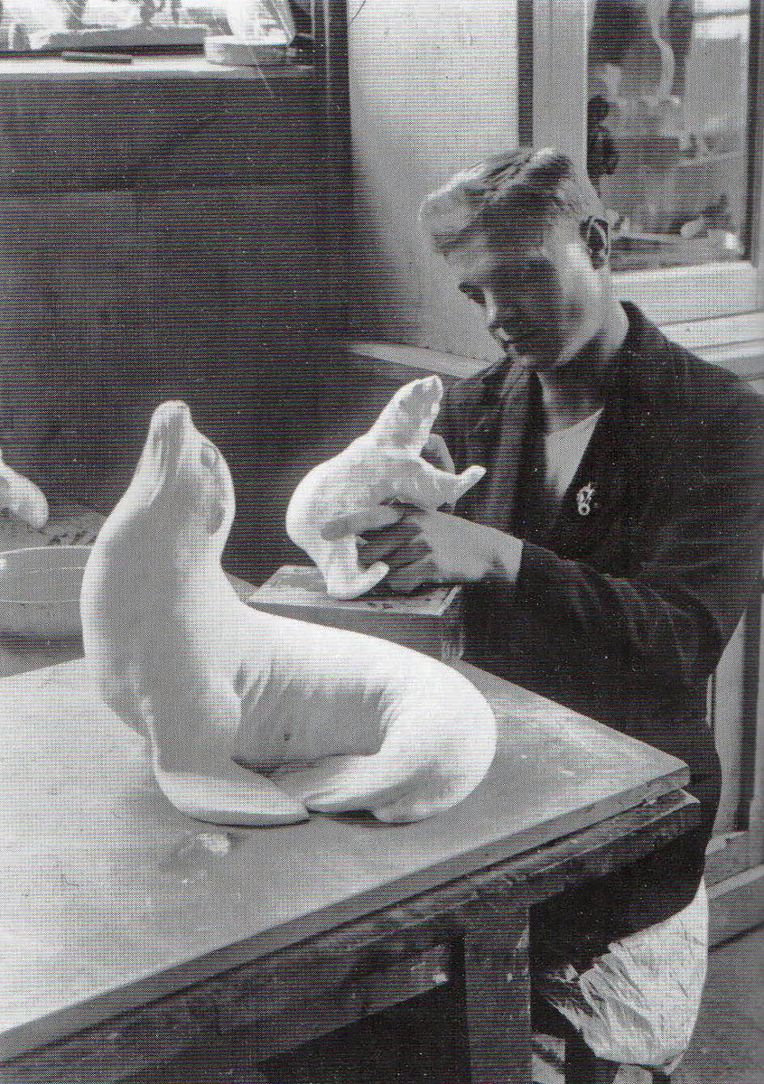 Василий Иванович Блохин в скульптурной лаборатории ЛФЗ. Источник: Книга «Государственный фарфоровый завод 1904-1944», авторы Носович Т. Н., Попова И. П., Санкт-Петербург, 2005 г. Фото с нашего сайта dvaveka.ru