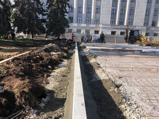    На Театральной площади укладывают гранит