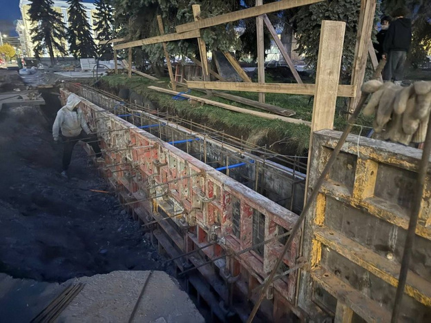   На Театральной площади укладывают гранит