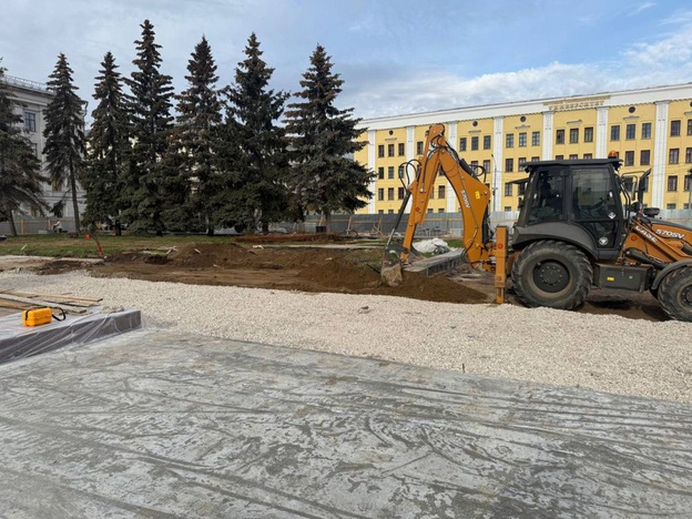    На Театральной площади укладывают гранит