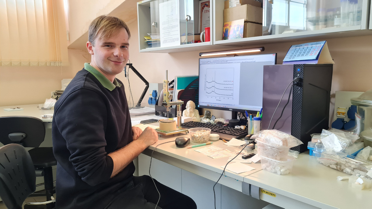 Соавтор исследования, м.н.с. Андрей Алексеев, проводит исследования образцов геополимеров на приборе Вика. Источник: Ольга Голубева