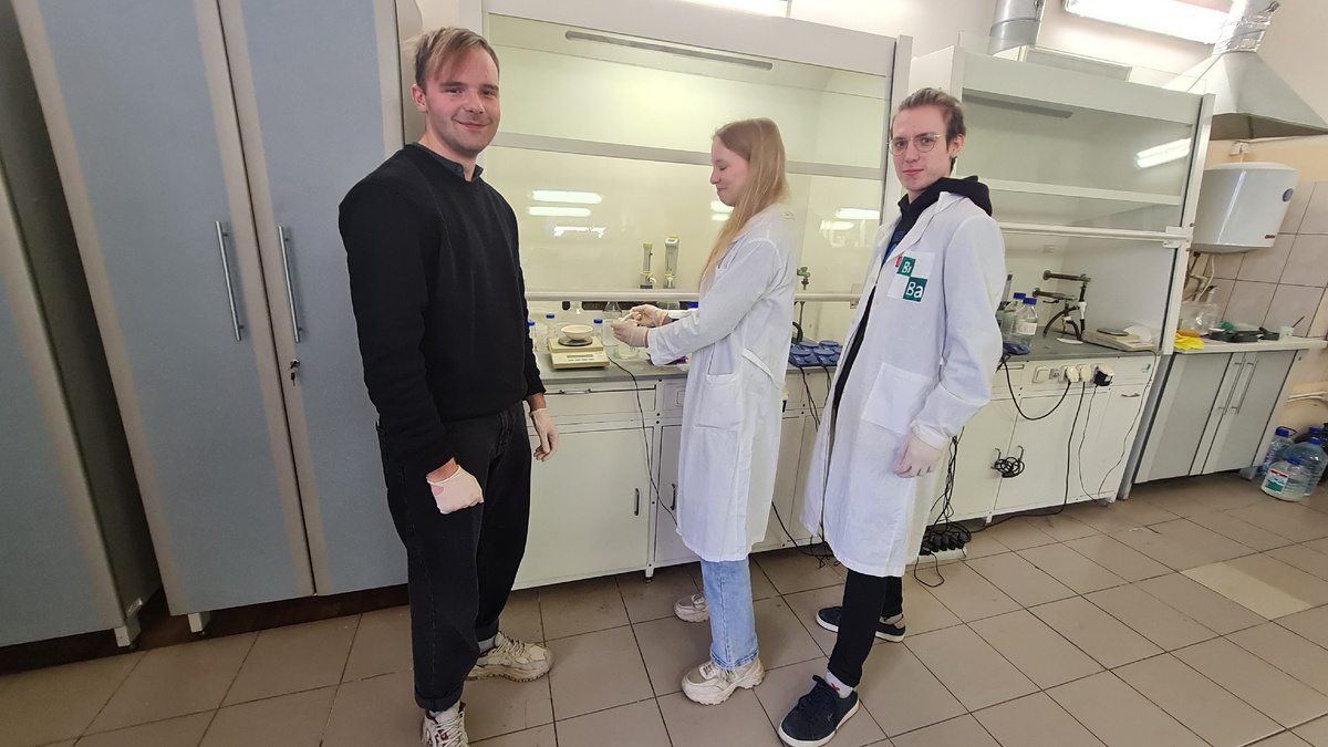 Молодые сотрудники лаборатории за работой. Источник: Ольга Голубева