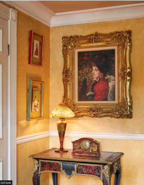 Прекрасно подобраны предметы, одежда дамы гармонирует с оттенками часов, столика и основания лампы, глазу приятно как перекликается пестроый фон и узоры на часах и консоли.