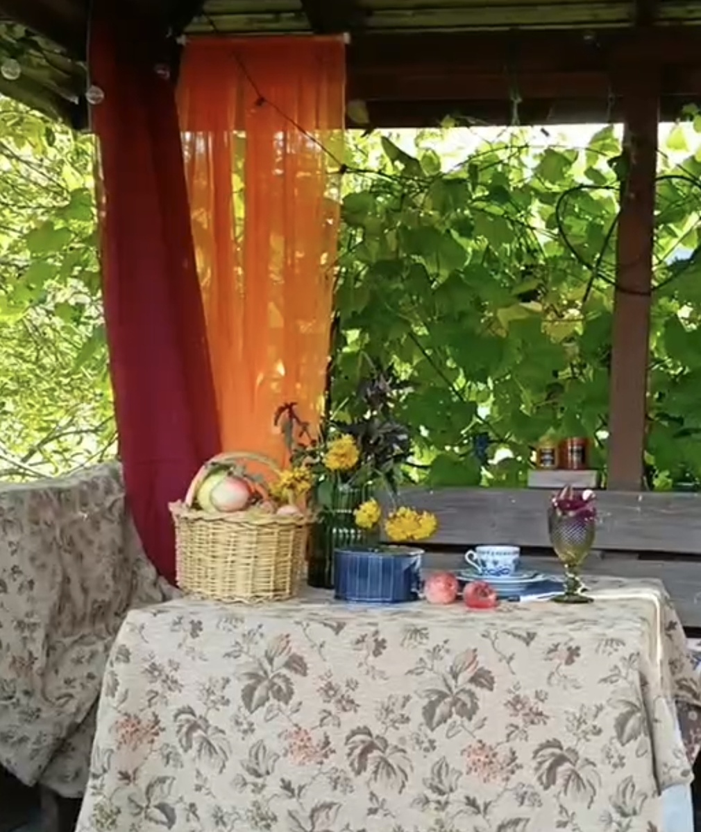 Верхняя скатерть - сохранившийся советский гобелен. Бабушка накрывала им диван и кресла. В составе шёлк! И он чувствуется на ощупь! 