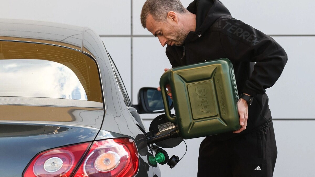 Сколько сегодня действует мобильных АЗС, не знает никто. Фото: Мальгавко Сергей, ТАСС