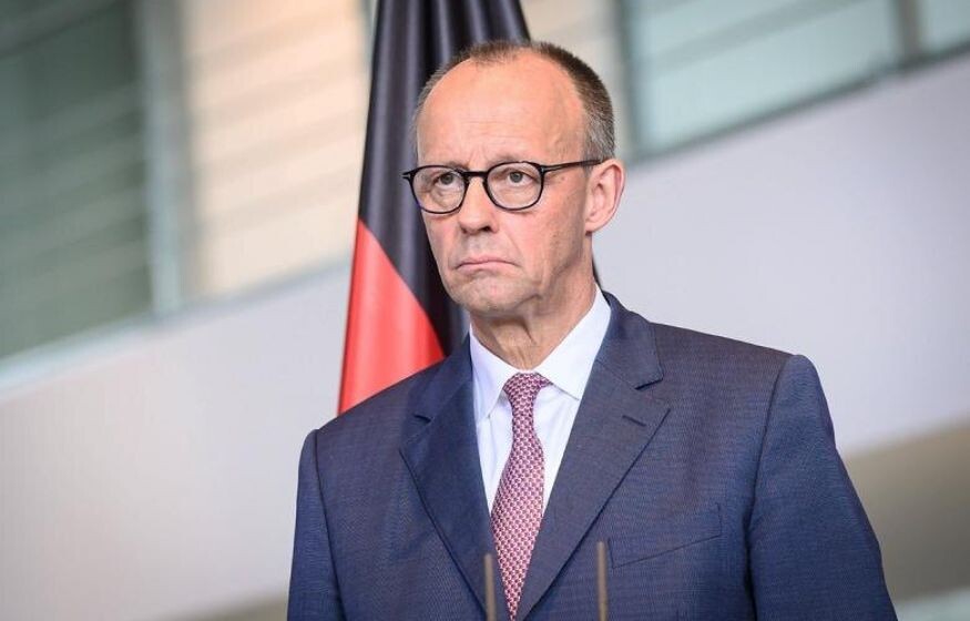    Арабы указали немцам на их место. Мерца посадили рядом с цветочным горшком в заднем ряду.