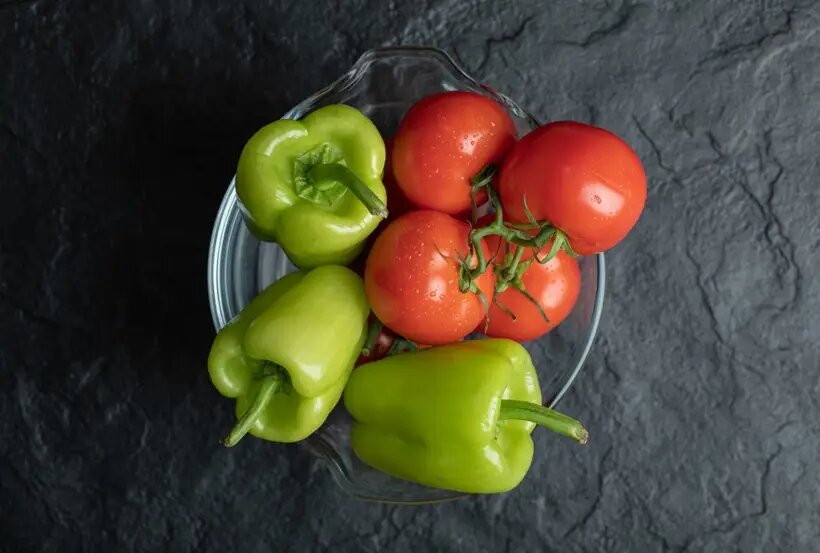  Основой закуски служат томаты и перец   © Freepik. azerbaijan_stockers