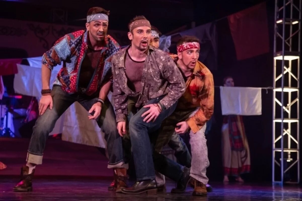    По мнению зрителей, динамичные спектакли и эмоциональная игра артистов – это полный восторг.