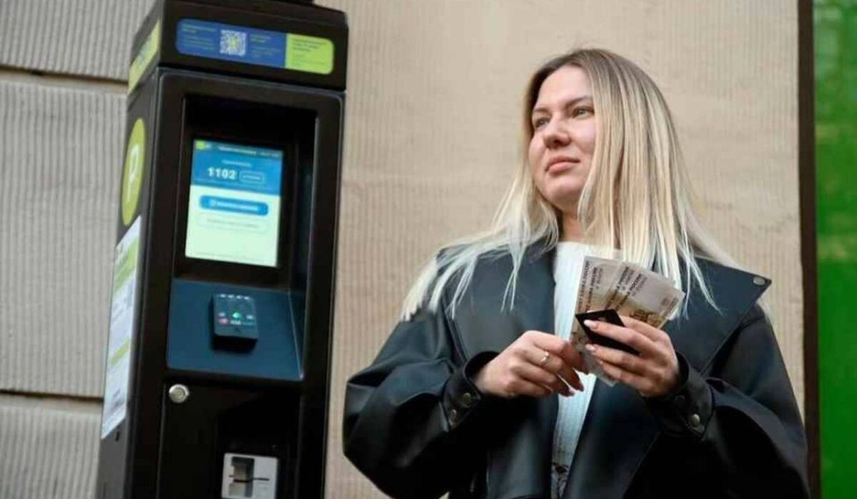     Женщина у паркомата. Источник: spb.kp.ru Автор фото: Алексей Булатов