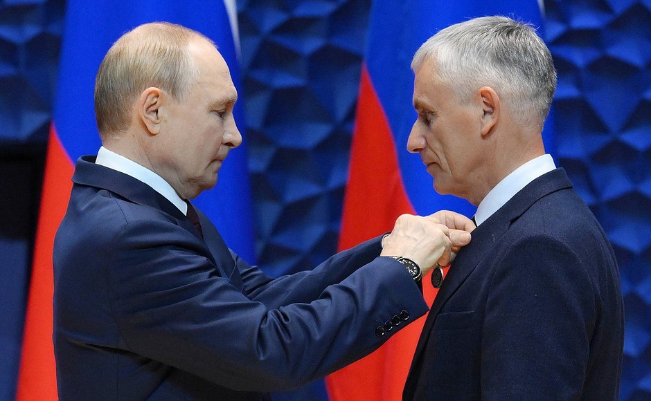 Церемония награждения. Фото: телеграм-канал губернатора Тюменской области Александра Моора