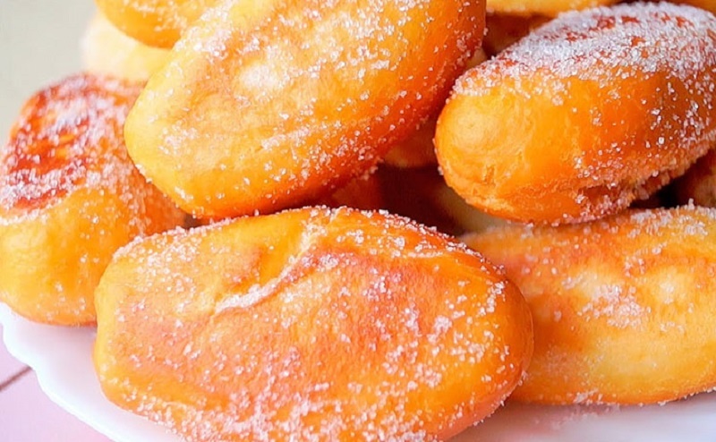 Быстрая выпечка к завтраку: пышные палочки на кефире за считанные минуты