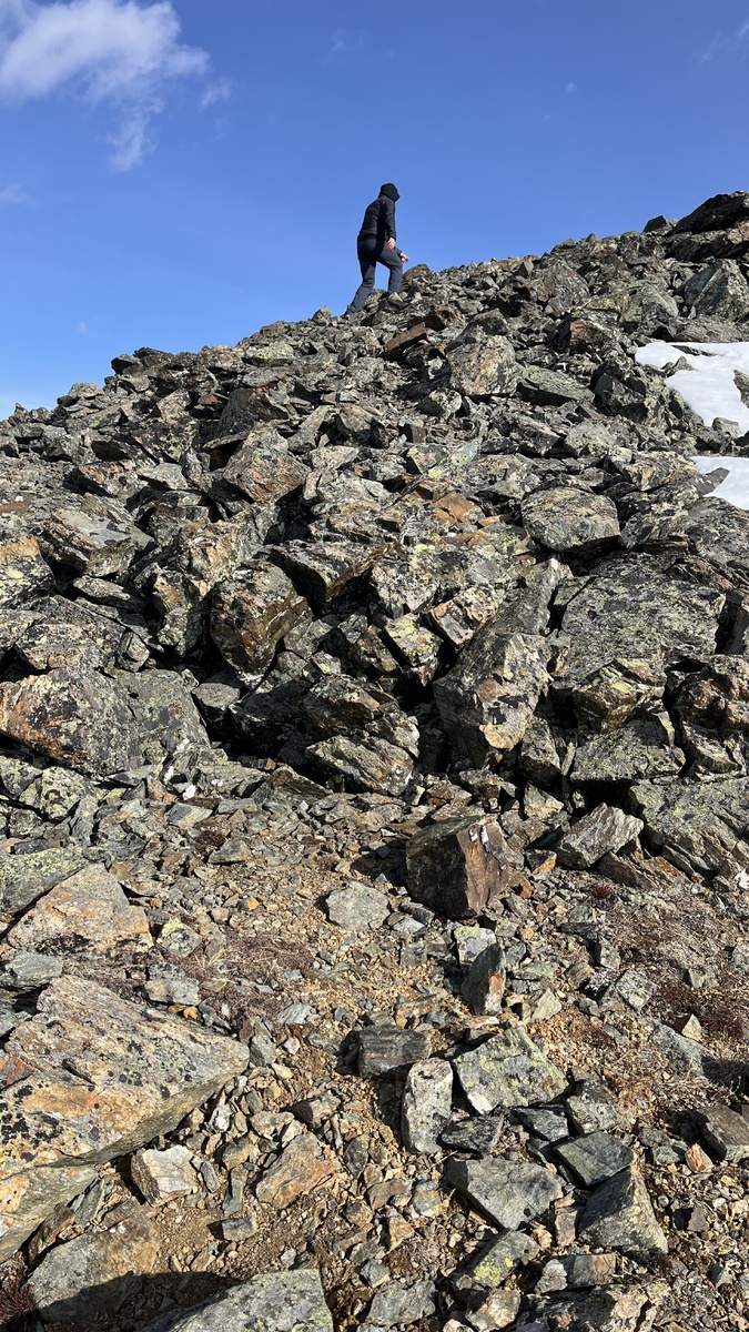 Из таких камней состоит подъем к ретранслятору