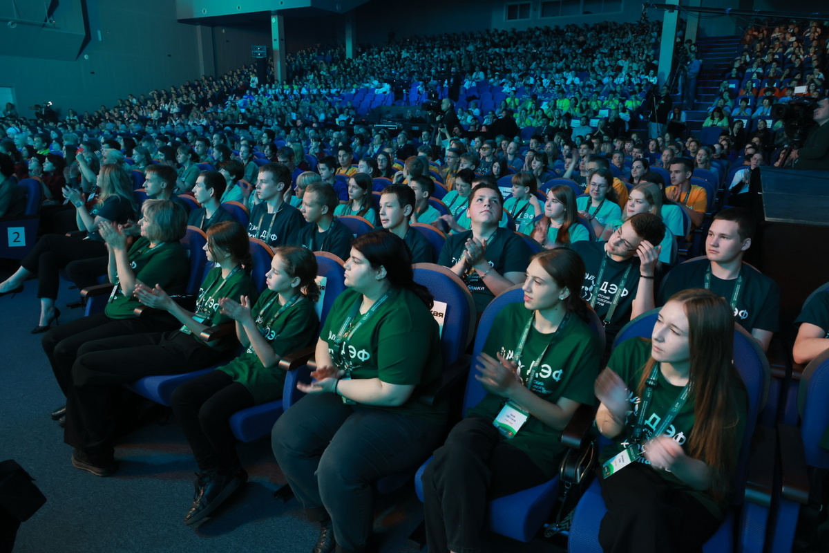 В зале собрались тысячи школьников со всей страны. Фото Дмитрия Кутина
