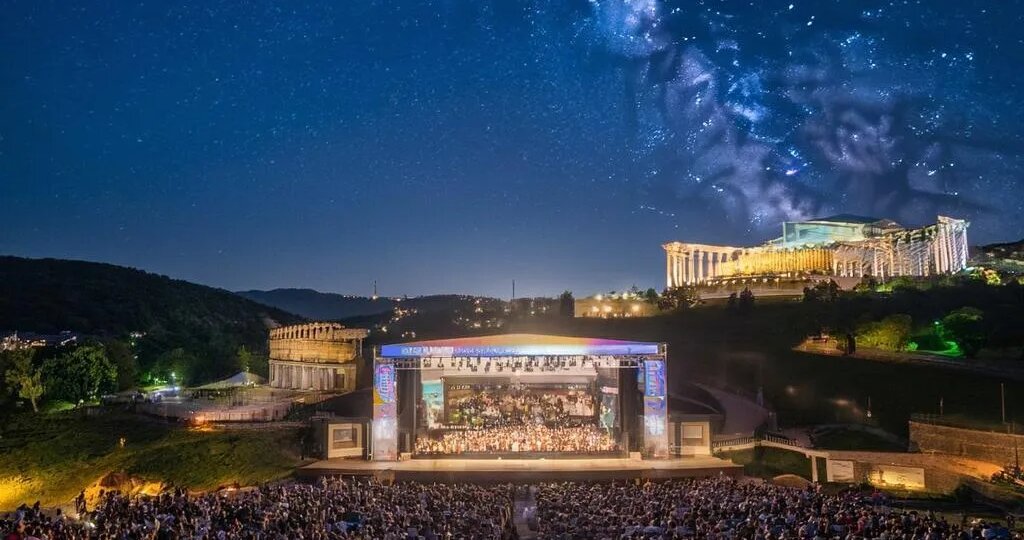Открытые театры под звёздным небом: волшебство летних вечеров 🌟🎭✨