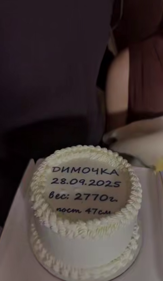 Торт с именем сына фигуристов. Источник: t.me/AlionaKostornaiaTG Автор фото: Скриншот видео📷
