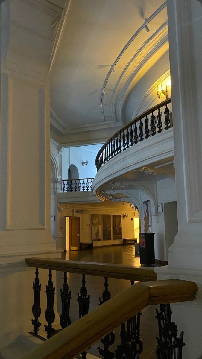 Второй этаж театра имени Вл. Маяковского.