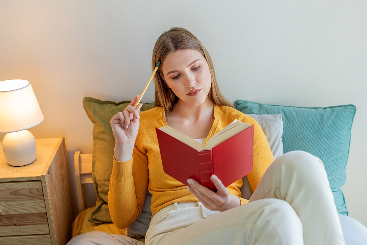 Prostock-studio / Shuttherstock / FOTODOM📷Во время чтения мозг одновременно выполняет несколько задач: распознает буквы, понимает слова и связывает их в общий смысл текста