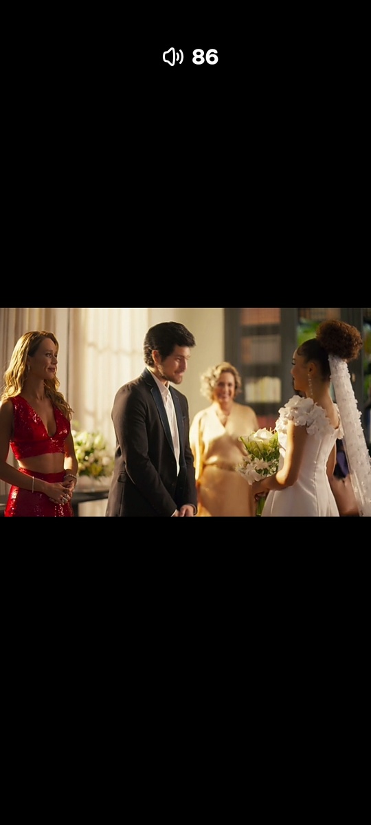 Счастливые молодожены. За спиной жениха его мать. Наряд у злодейки Изис огонь! Бабушка жениха счастлива. 