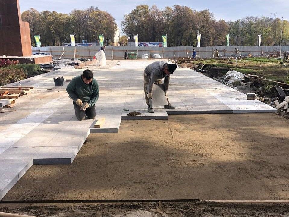    В Кирове у памятника В. И. Ленину на Театральной площади укладывают гранит
