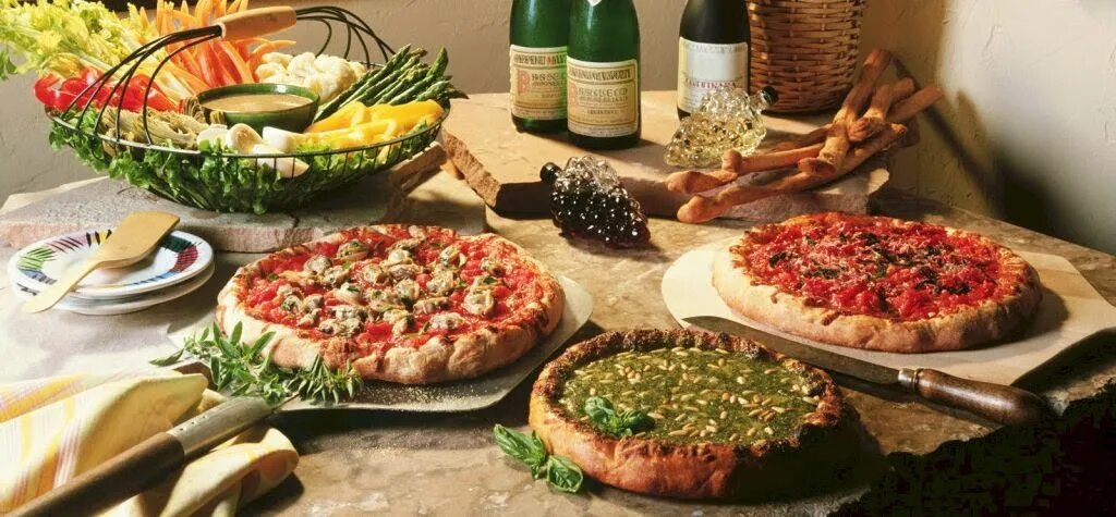 Едим пиццу руками, одна пицца - одна персона!