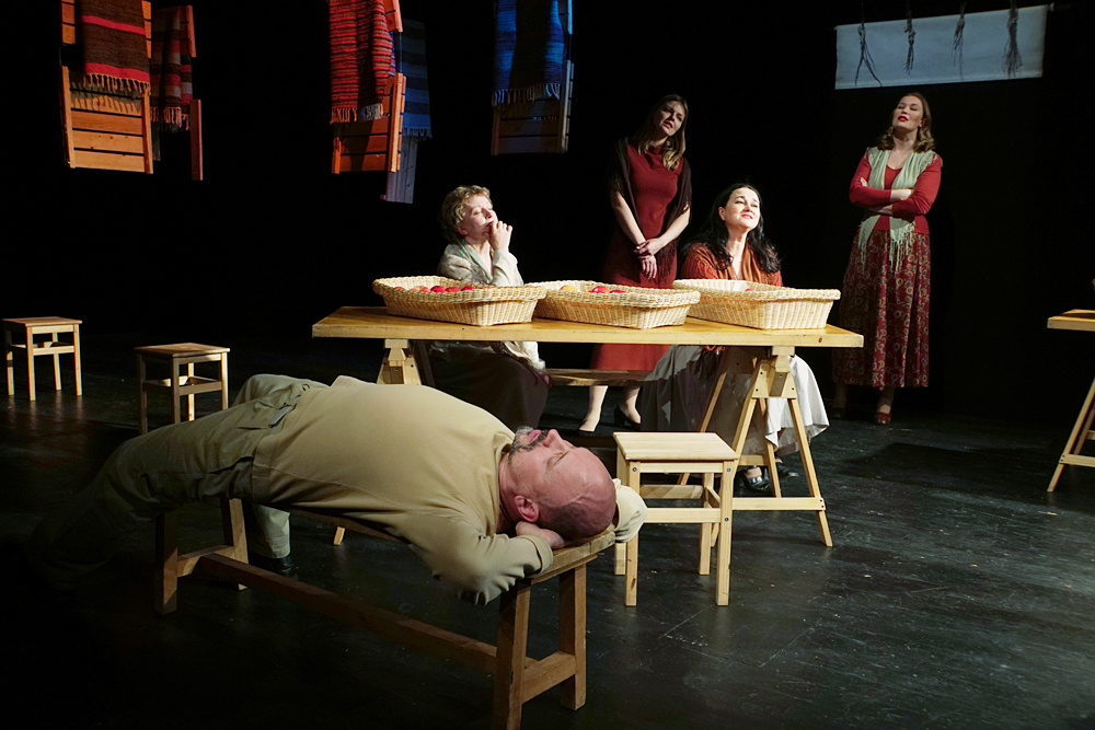 Сцена из спектакля «Пролетный гусь». МХТ. Малая сцена. Фото с сайта МХТ им.Чехова.