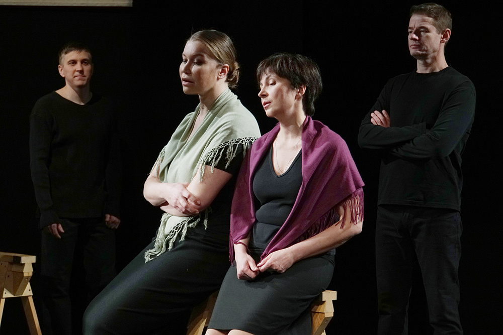 Сцена из спектакля «Пролетный гусь». МХТ. Малая сцена. Фото с сайта МХТ им.Чехова.