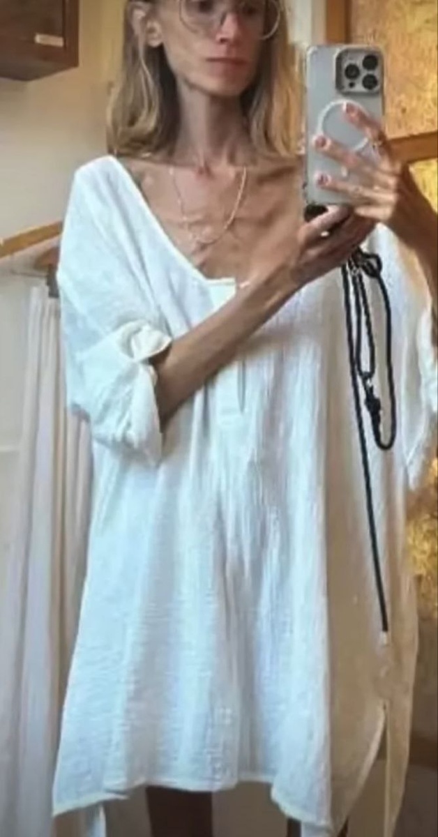 Девушка сильно похудела. Скриншот видео "Fantastic World"