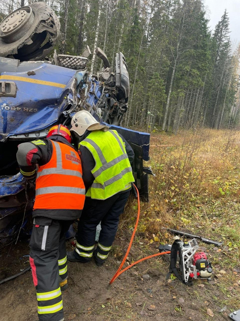    Появились фото с места смертельного ДТП с лесовозом в КарелииГКУ РК "ОПС по Пряжинскому району"
