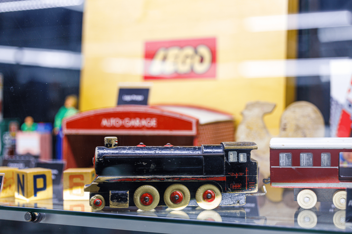 Деревянный Лего-поезд начала 50-х годов