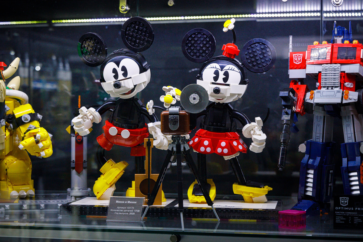 Микки и Минни Маус в музее Брик Стар