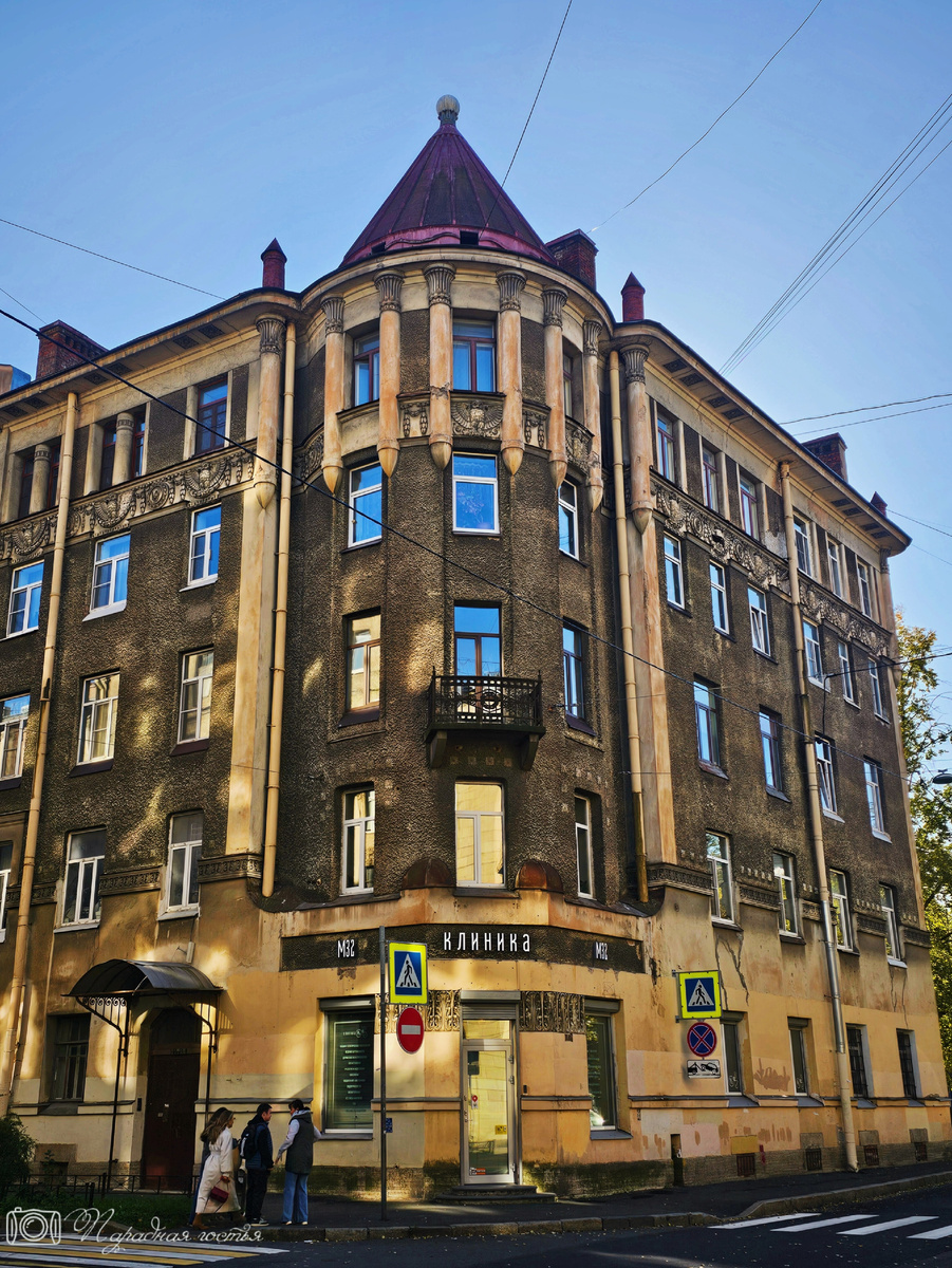 Башенка дома напоминает средневековую крепость. Фото: Парадная гостья