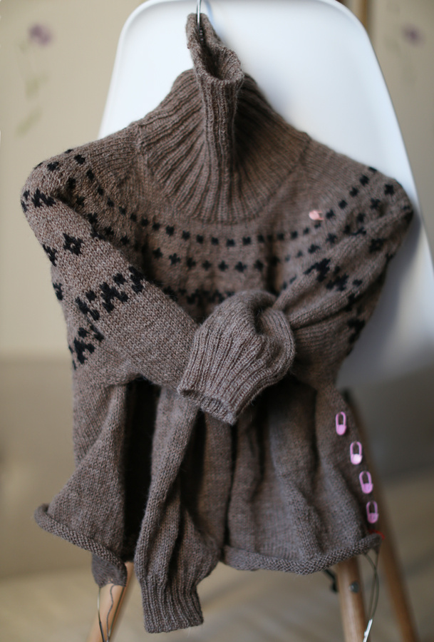 Свитер из альпаки, он же вяжущийся свитер из пряжи Drops Flora цвет 08 (+ чёрный)