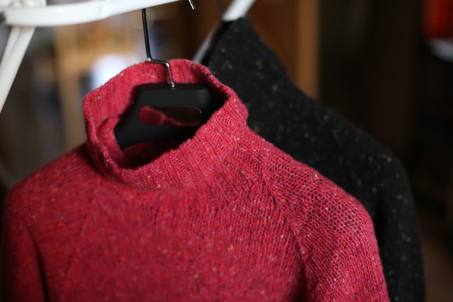 Свитера из твида Donegal Tweed Soft: ягодный цвет 5522 и чёрный цвет 5520