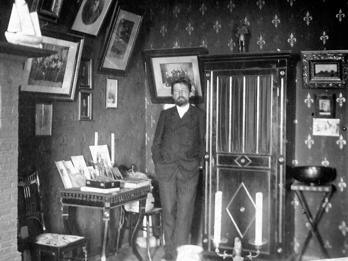 Антон Чехов в своем кабинете в Ялте. Фотография: Белгородская государственная научная библиотека, Белгород