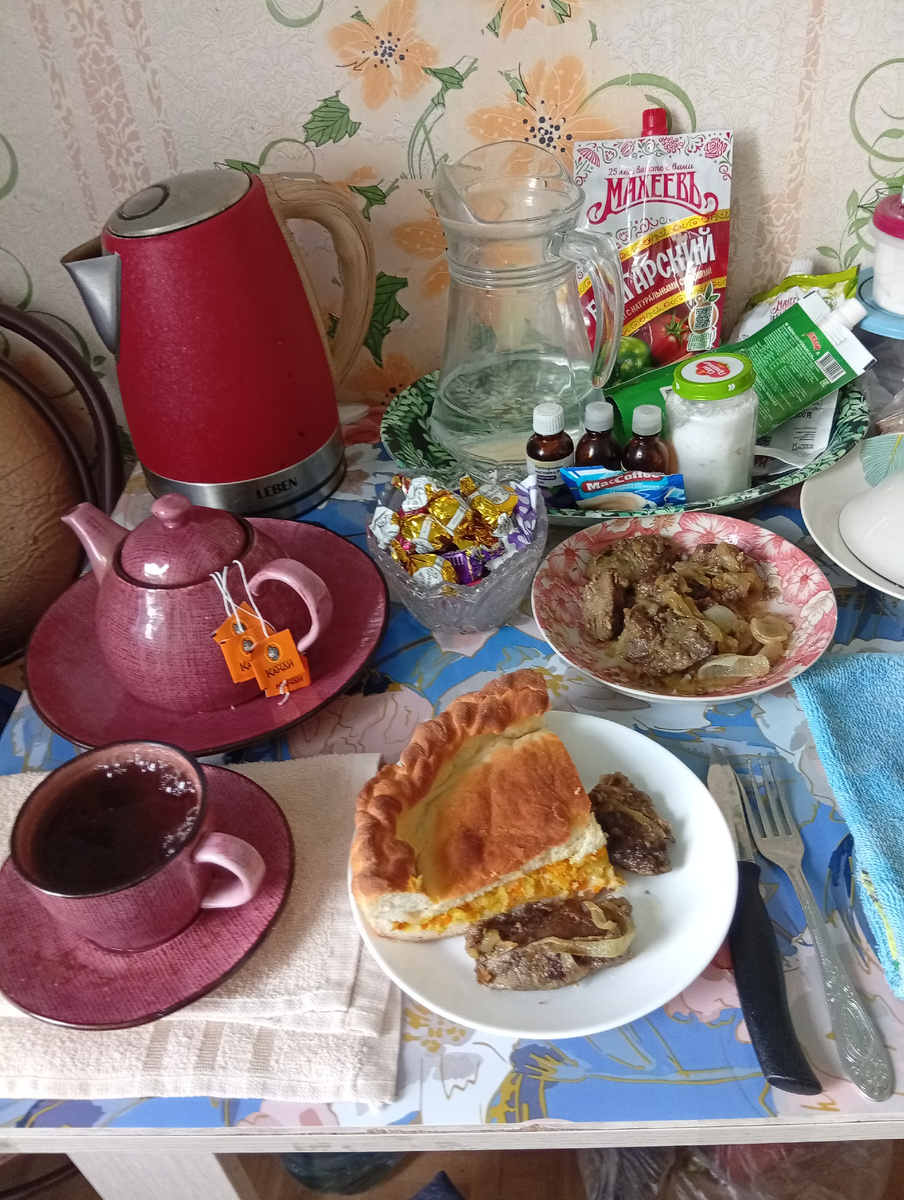 Фото автора статьи.Печень говяжья с луком, пирог с капустой и чай- замечательный обед!