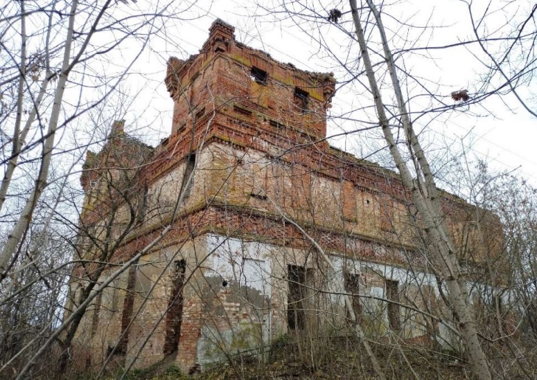    Долгие годы усадьба разрушалась