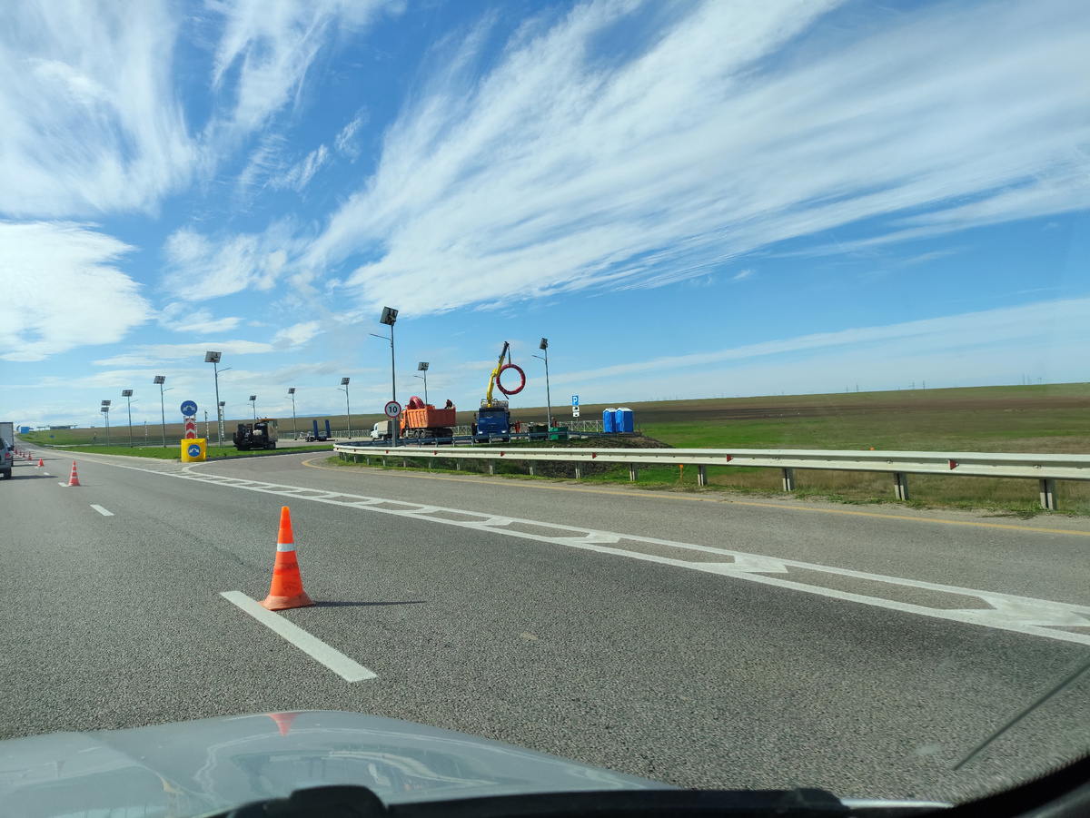 На Тавриде однополосное движение. Ура, освещение устанавливают!