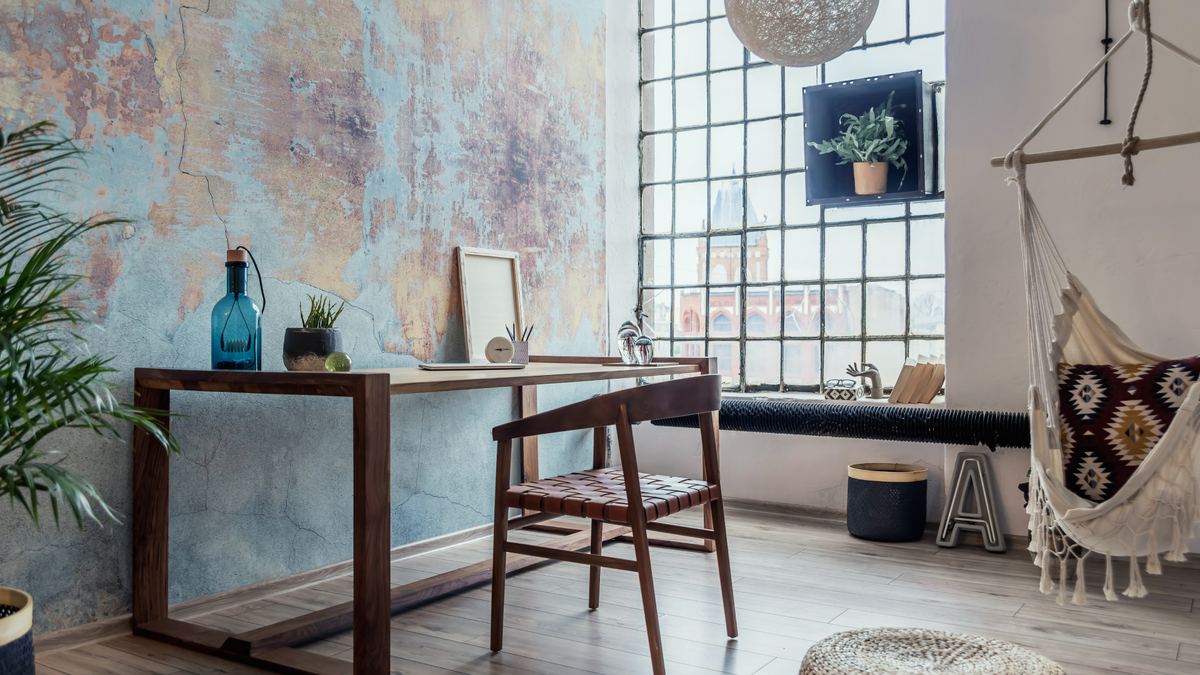 Четкая геометрия витражных окон повторяет мотивы мебели — интерьер выглядит продуманным, завершенным и лаконичным