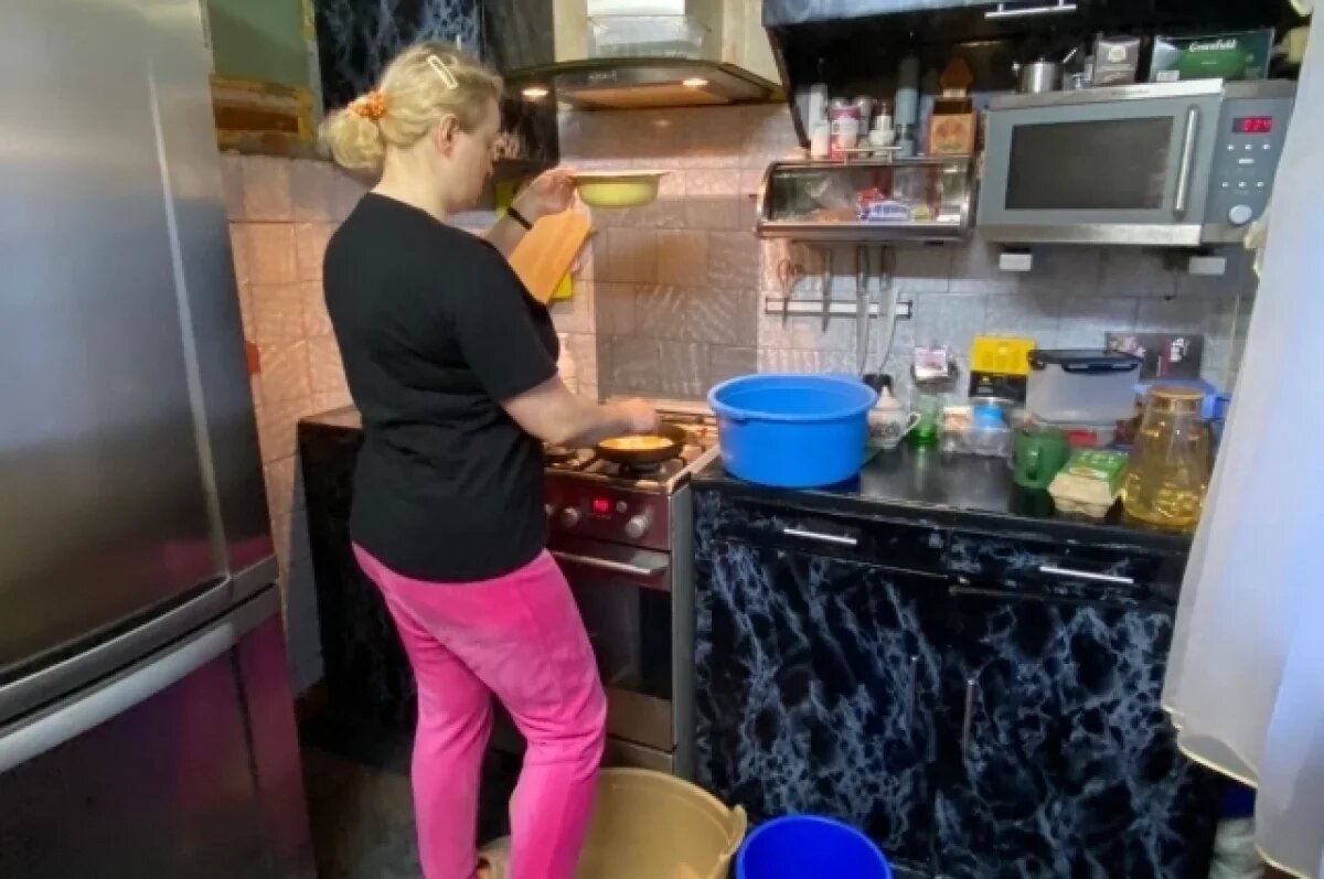    Теперь, чтобы приготовить еду, мурманчанка вынуждена держать над кастрюлей или сковородой миску, куда с потолка льётся вода.