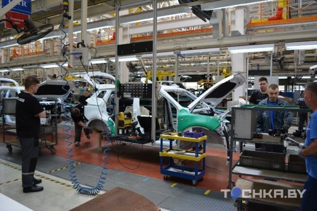 Первый электромобиль СЗАО «БЕЛДЖИ» презентовало в мае, а завершить 2025 год собирается с тремя EV и одним «гибридом» на конвейере